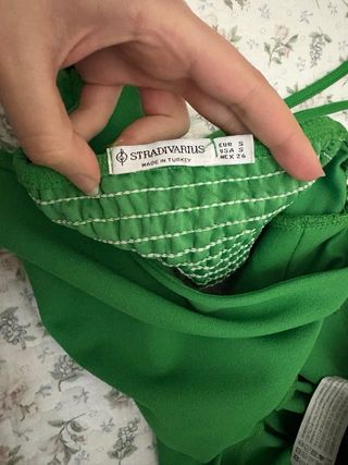 Mono verde asimétrico Stradivarius