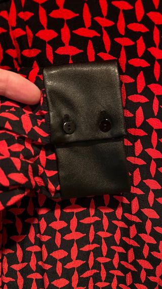 Blusa estampada roja y negra