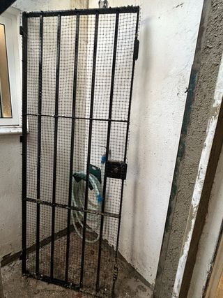 Puerta de hierro con malla