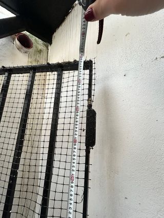 Puerta de hierro con malla