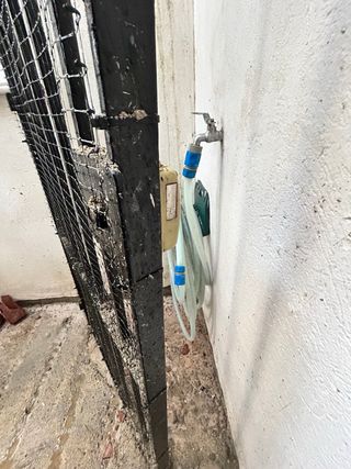 Puerta de hierro con malla