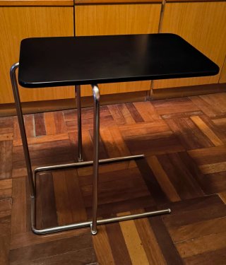Mesa auxiliar moderna