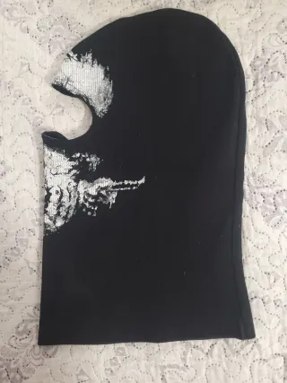 Pasamontañas con diseño de calavera