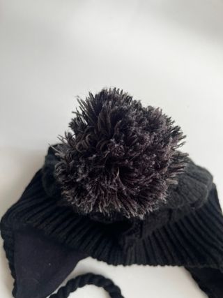 Gorro de lana negro con pompón y orejeras