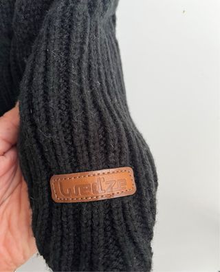 Gorro de lana negro con pompón y orejeras