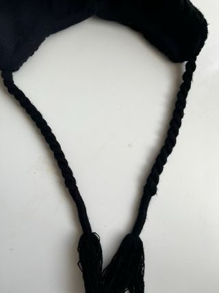 Gorro de lana negro con pompón y orejeras