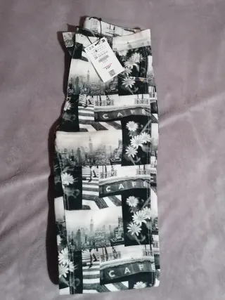 Pantalón vaquero Bershka estampado