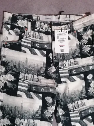 Pantalón vaquero Bershka estampado