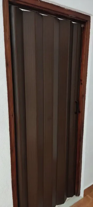 Puertas extensibles marrones