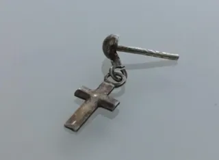 Pendiente plata botón con cruz colgante