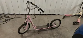 Patinete rosa con ruedas grandes