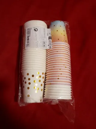 Vasos de papel multicolor con puntos dorados