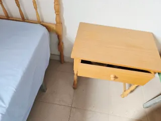2 Camas de madera maciza  con mesita