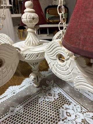 Lámpara de madera tallada con pantallas rojas