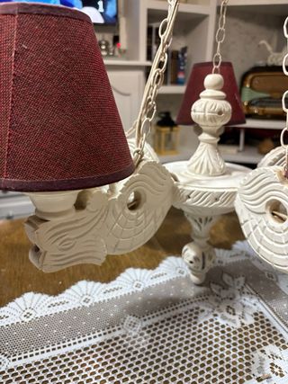 Lámpara de madera tallada con pantallas rojas