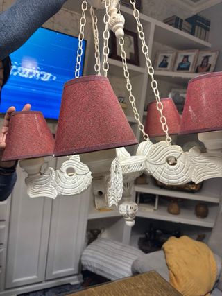 Lámpara de madera tallada con pantallas rojas