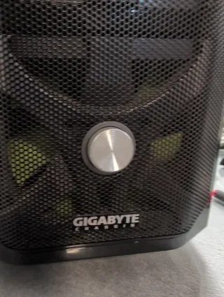 Torre Gigabyte Negra