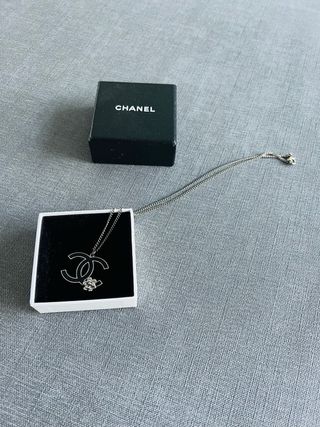 Collana Chanel con Logo CC e camelia