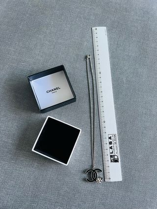 Collana Chanel con Logo CC e camelia