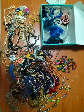 Lotto di oltre 100 collane