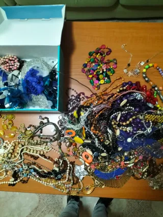 Lotto di oltre 100 collane