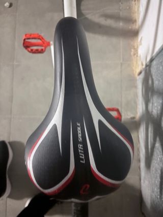 Bicicleta BMX blanca y naranja