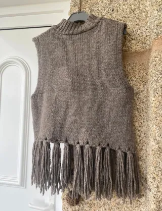 Chaleco de punto marrón con flecos