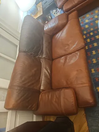 Sofá de piel marrón