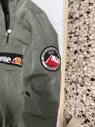 Cortavientos ellesse gris