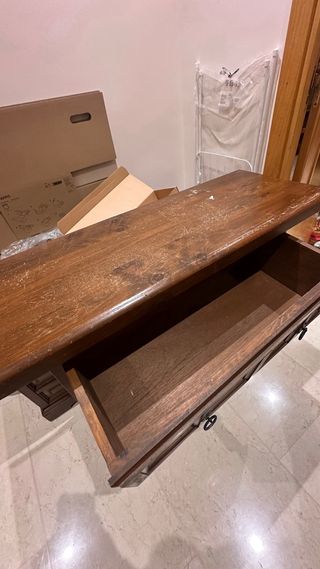 Cómoda antigua de madera con cerámica