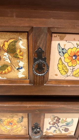 Cómoda antigua de madera con cerámica