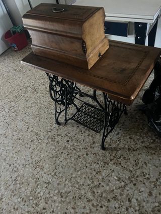 Máquina de coser antigua de madera y metal