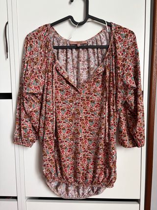 Camiseta floral Bershka talla S