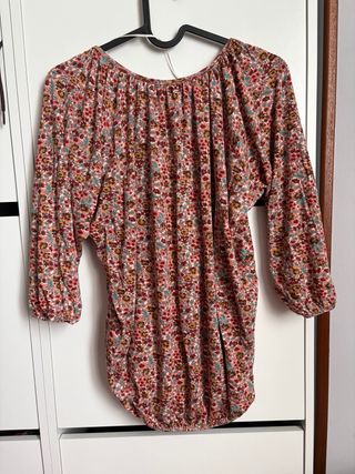 Camiseta floral Bershka talla S