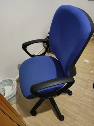 Silla de escritorio azul y negra