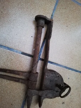 Antiguo candado de hierro oxidado.