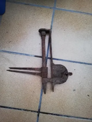 Antiguo candado de hierro oxidado.