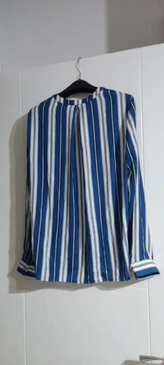 Blusa de rayas verticales azul y blanco