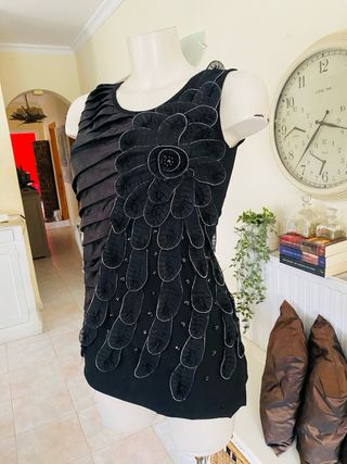 Top negro elegante flor 3D talla única