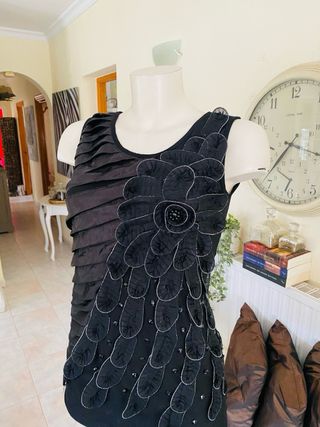 Top negro elegante flor 3D talla única