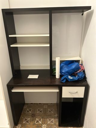 Escritorio con estantería y cajón