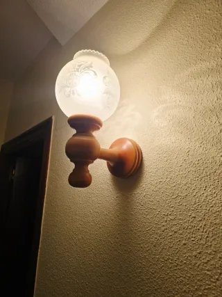 Lámpara de techo de madera y tela. Y 2 apliques.