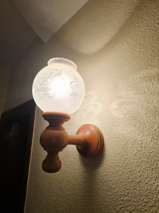 Lámpara de techo de madera y tela. Y 2 apliques.