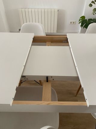 Mesa comedor y 4 sillas blancas