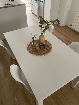 Mesa comedor y 4 sillas blancas