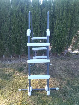 Escalera Piscina Metal y Plástico