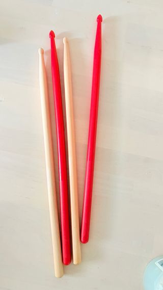 Baquetas de percusión (2 rojas, 2 madera)