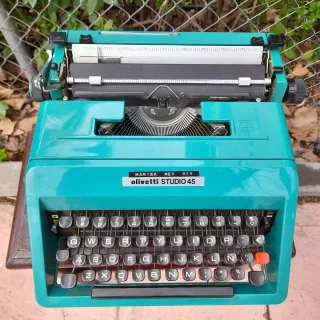 Máquina de escribir vintage azul