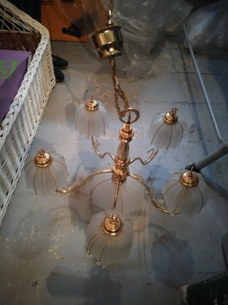 Lámpara colgante dorada con tulipas de cristal