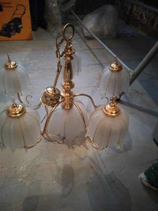 Lámpara colgante dorada con tulipas de cristal